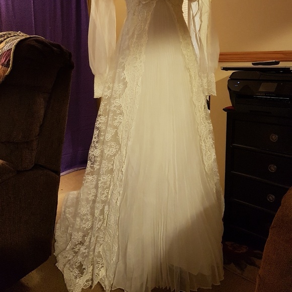 RARE! SALE!!  was $599 Pristine White Vintage Lace Wedding Gown - Picture 7 of 9